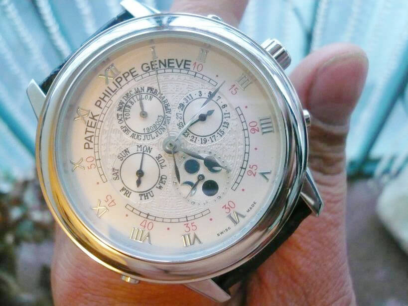 There are lots of interesting looking perpetual calendar indications on this fake Patek Philippe, but none functional