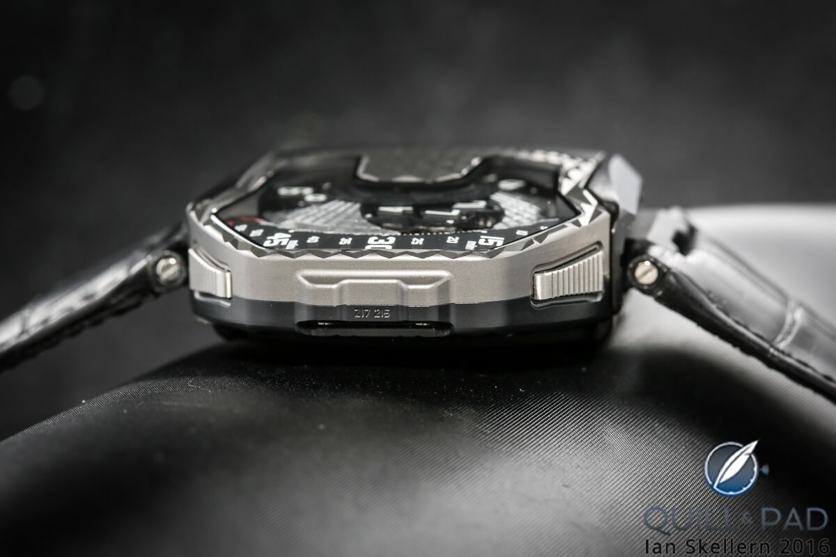 The pushers left and right release the case of the Urwerk UR-T8 