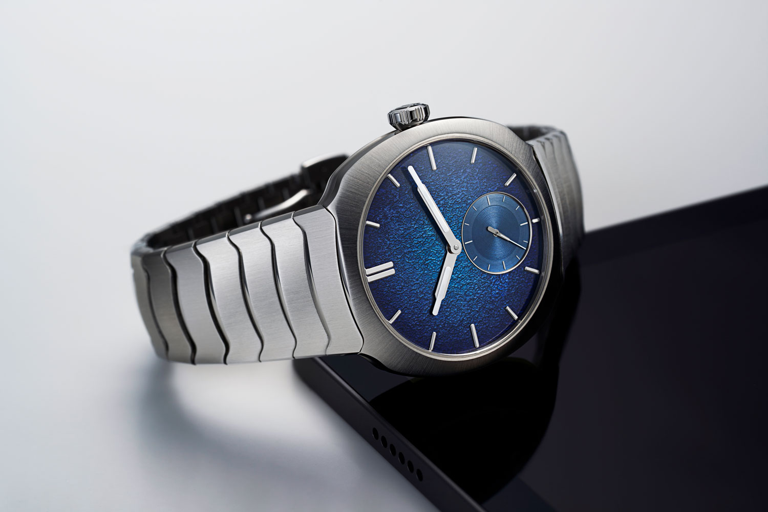 Introducing the H. Moser & Cie. Streamliner Small Seconds Blue Enamel ...