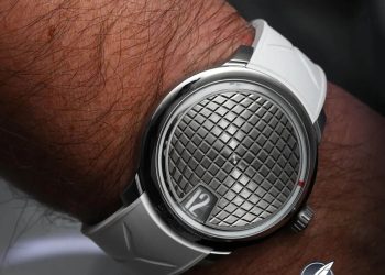 Party on the Wrist: Reviewing the Sartory Billard SB10 Jumping Hour ‘Disco Ball’